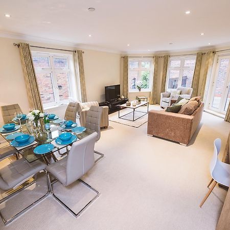 Charming Two Bedroom Apartment With Free Private Parking Leatherhead Eksteriør billede