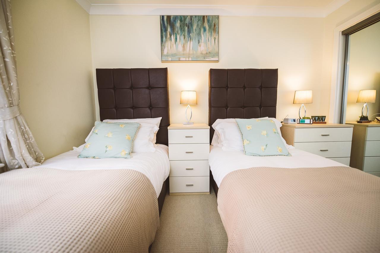 Charming Two Bedroom Apartment With Free Private Parking Leatherhead Eksteriør billede