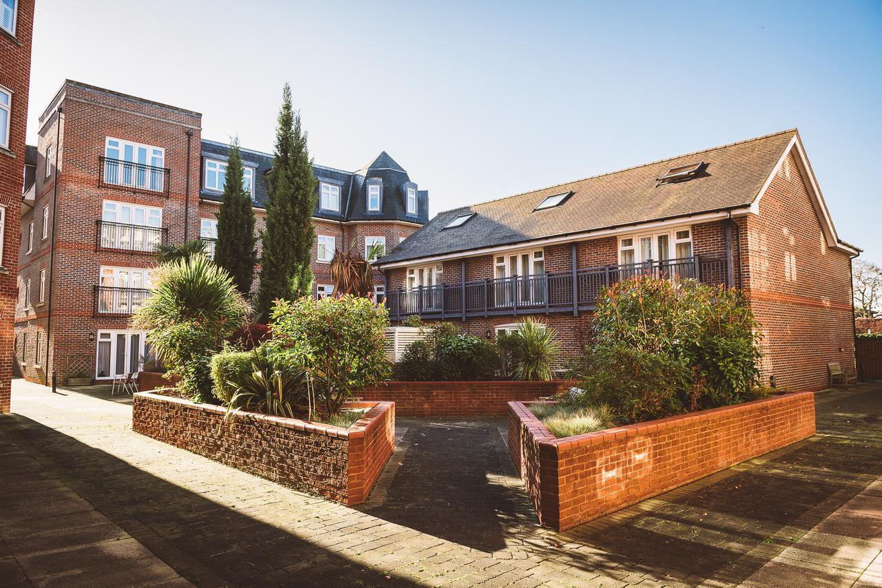 Charming Two Bedroom Apartment With Free Private Parking Leatherhead Eksteriør billede