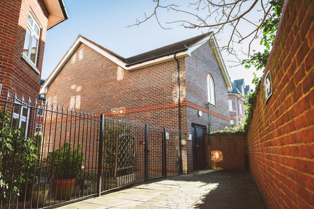 Charming Two Bedroom Apartment With Free Private Parking Leatherhead Eksteriør billede