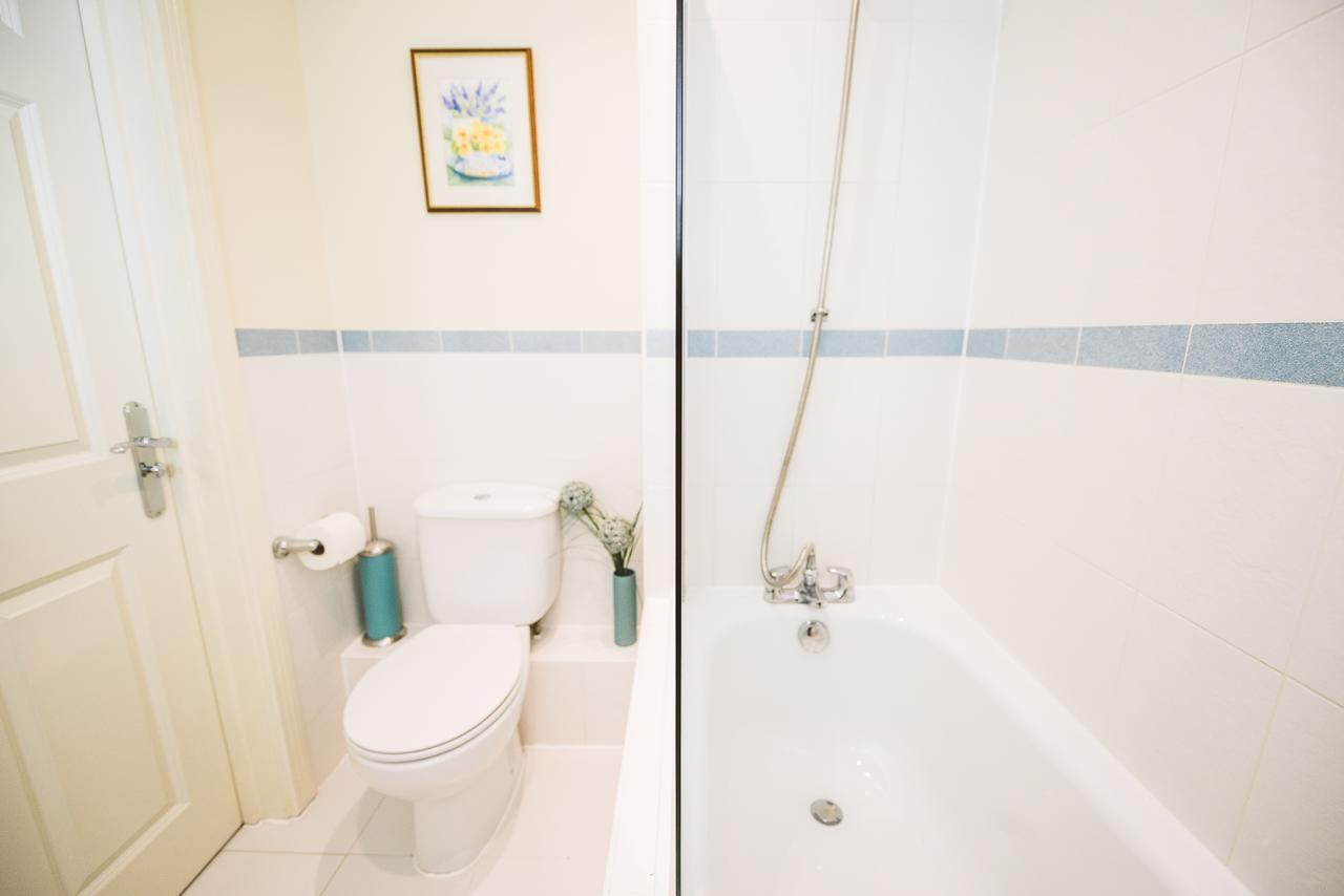 Charming Two Bedroom Apartment With Free Private Parking Leatherhead Eksteriør billede