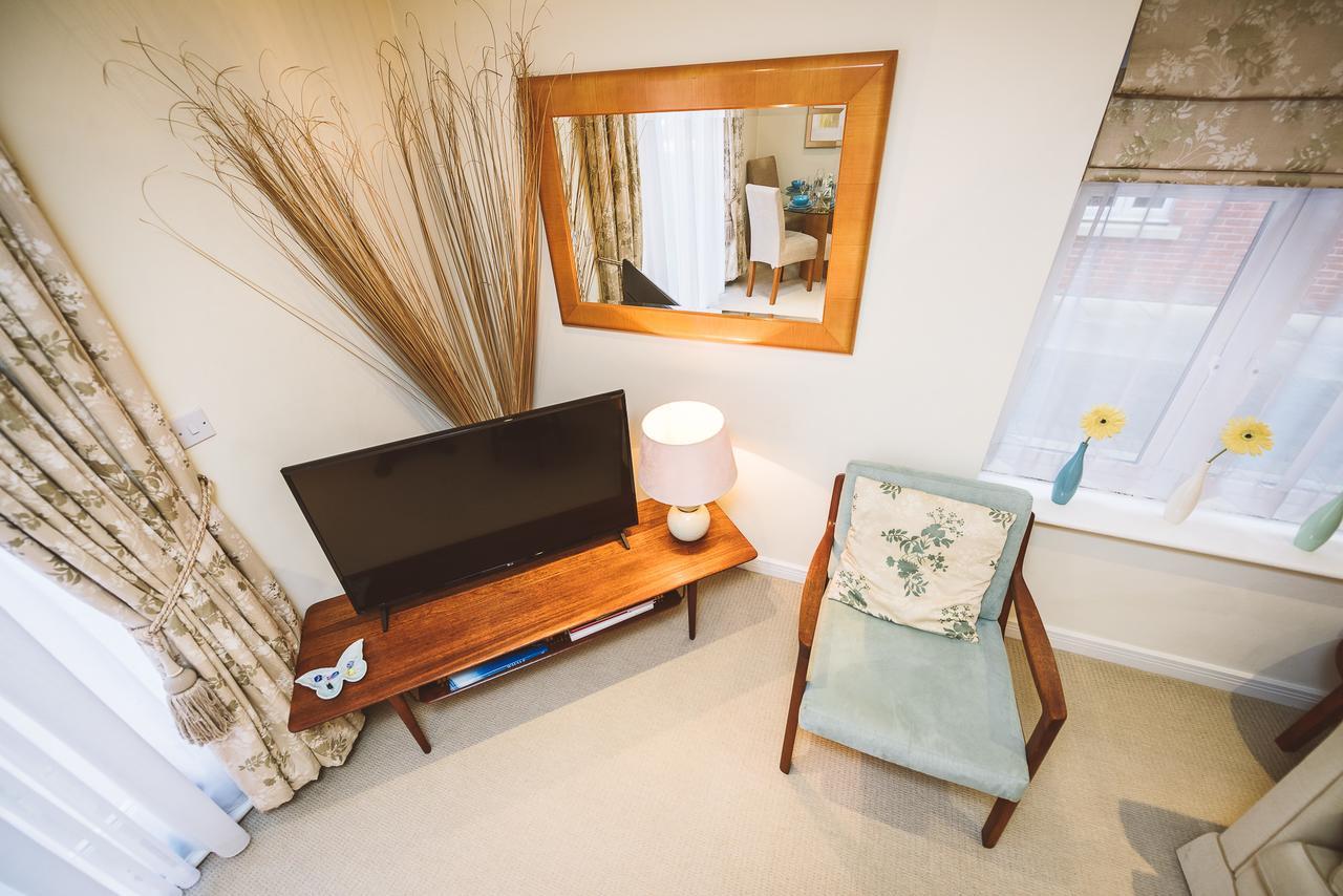 Charming Two Bedroom Apartment With Free Private Parking Leatherhead Eksteriør billede