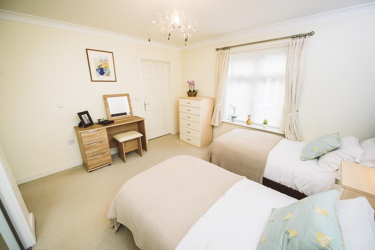 Charming Two Bedroom Apartment With Free Private Parking Leatherhead Eksteriør billede