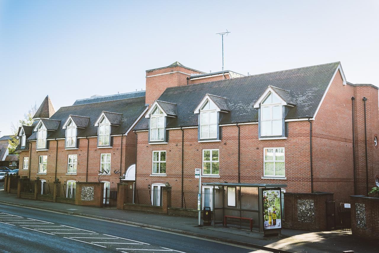 Charming Two Bedroom Apartment With Free Private Parking Leatherhead Eksteriør billede