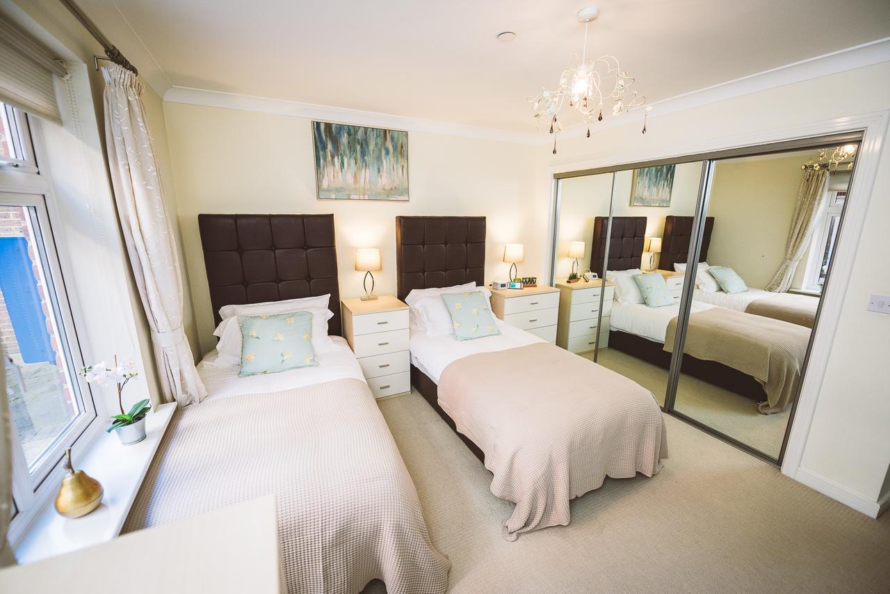 Charming Two Bedroom Apartment With Free Private Parking Leatherhead Eksteriør billede