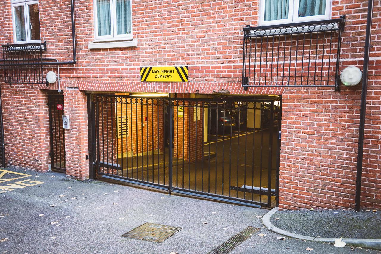 Charming Two Bedroom Apartment With Free Private Parking Leatherhead Eksteriør billede