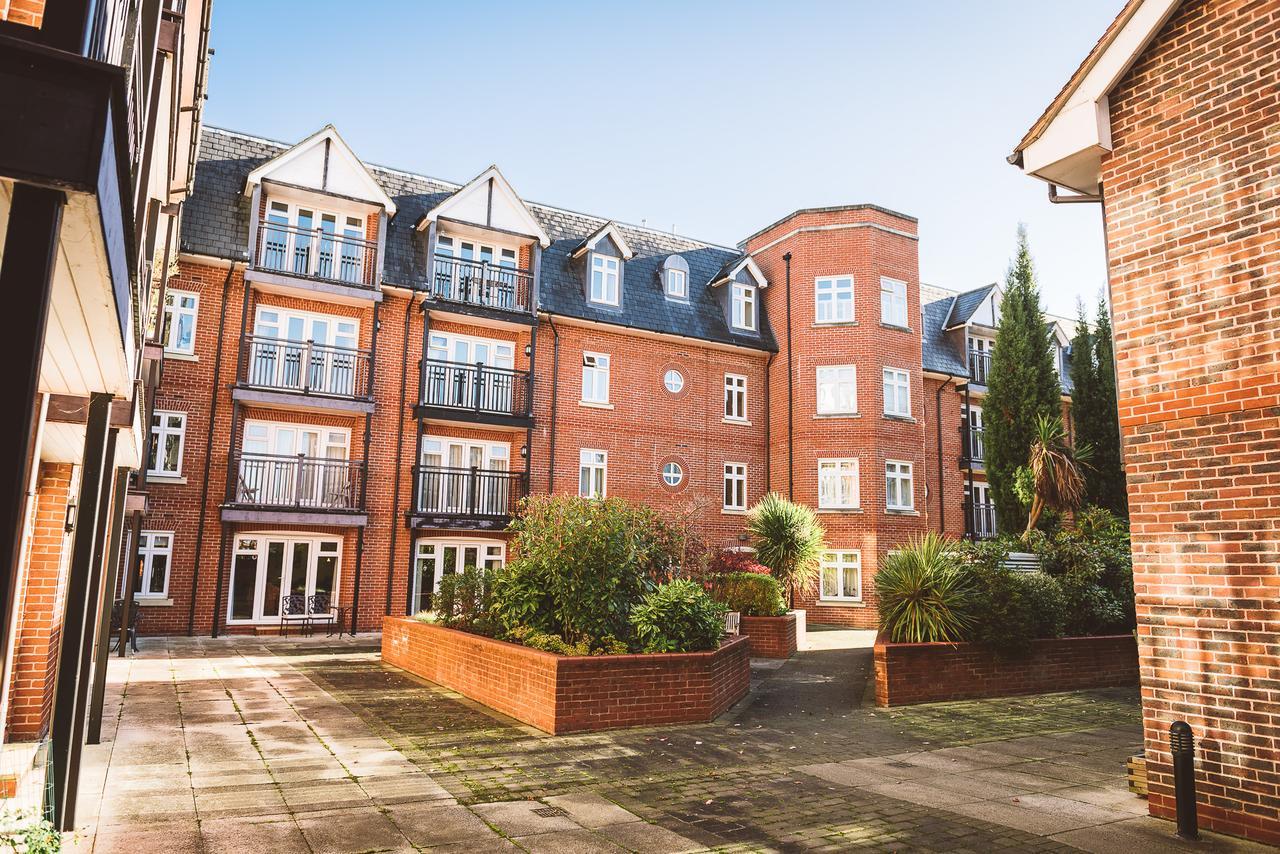Charming Two Bedroom Apartment With Free Private Parking Leatherhead Eksteriør billede