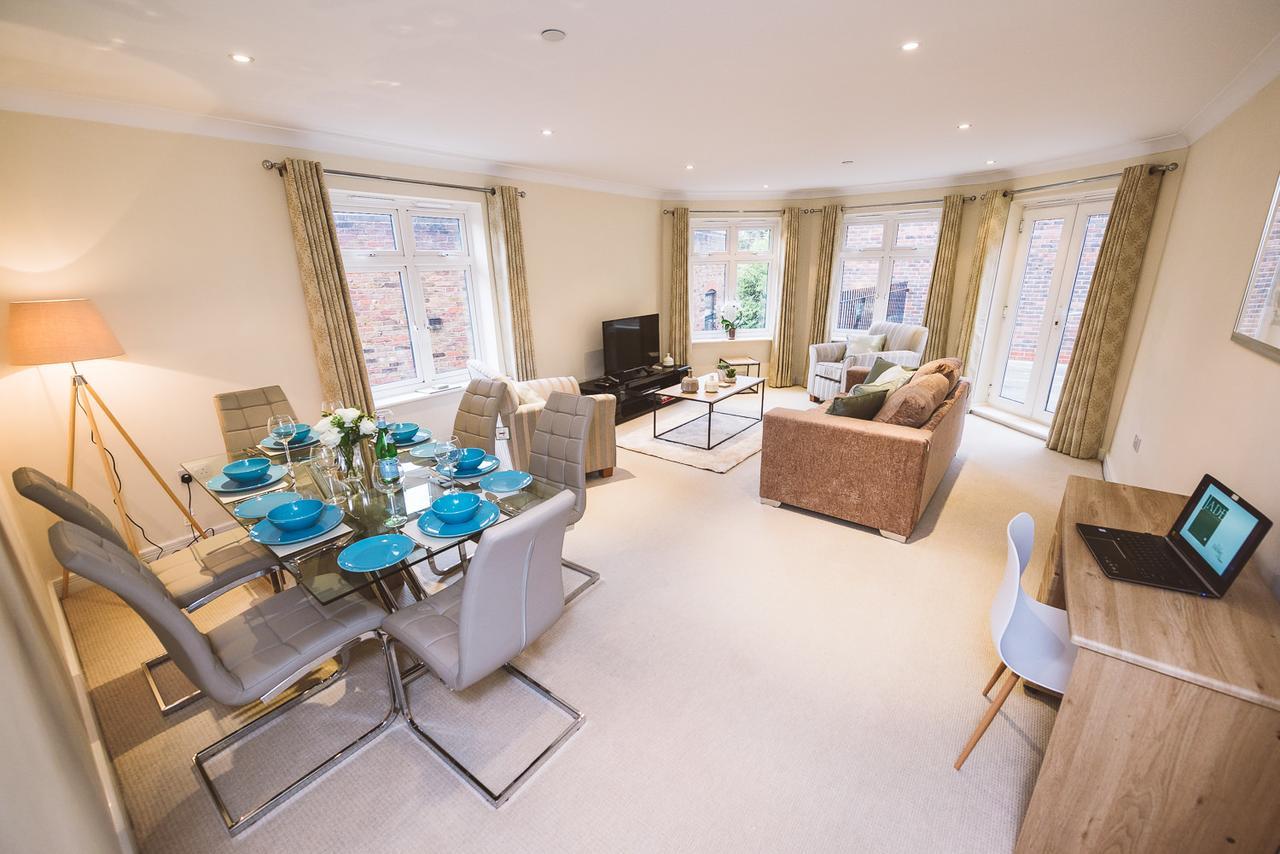 Charming Two Bedroom Apartment With Free Private Parking Leatherhead Eksteriør billede