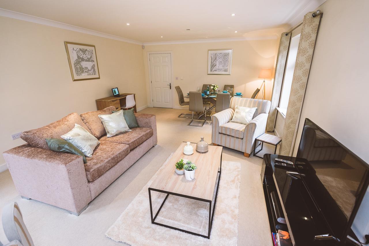 Charming Two Bedroom Apartment With Free Private Parking Leatherhead Eksteriør billede