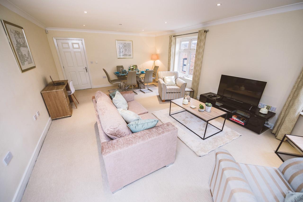 Charming Two Bedroom Apartment With Free Private Parking Leatherhead Eksteriør billede