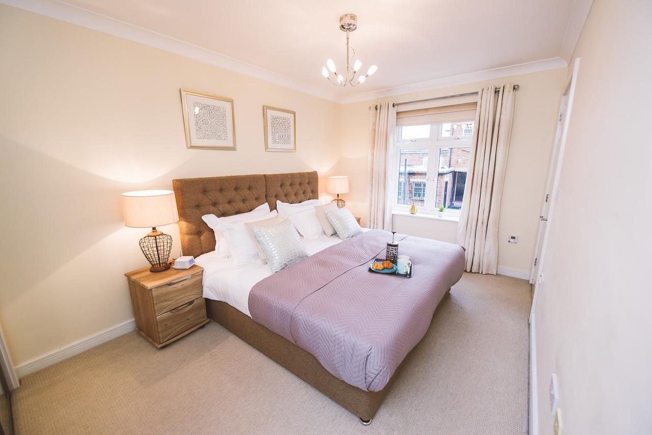Charming Two Bedroom Apartment With Free Private Parking Leatherhead Eksteriør billede