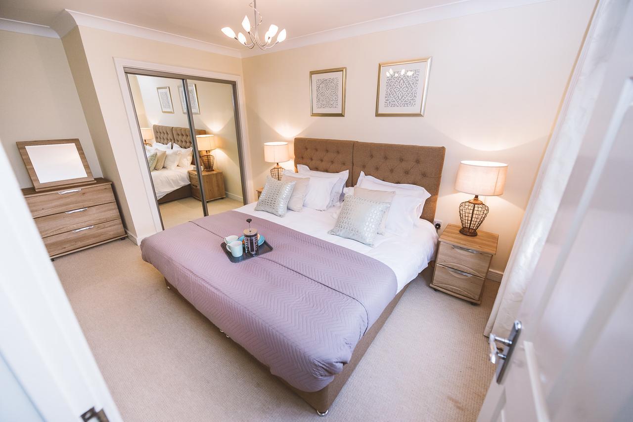Charming Two Bedroom Apartment With Free Private Parking Leatherhead Eksteriør billede
