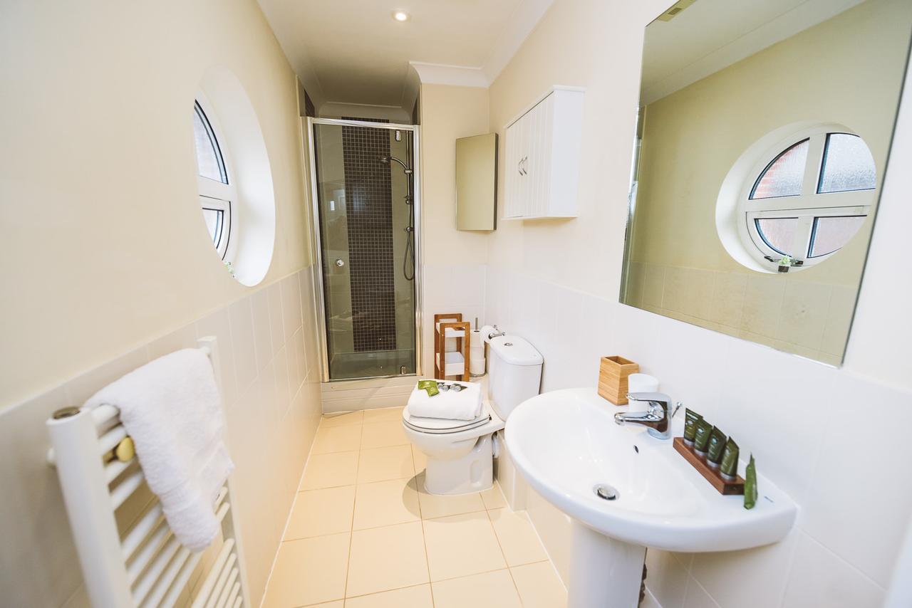 Charming Two Bedroom Apartment With Free Private Parking Leatherhead Eksteriør billede