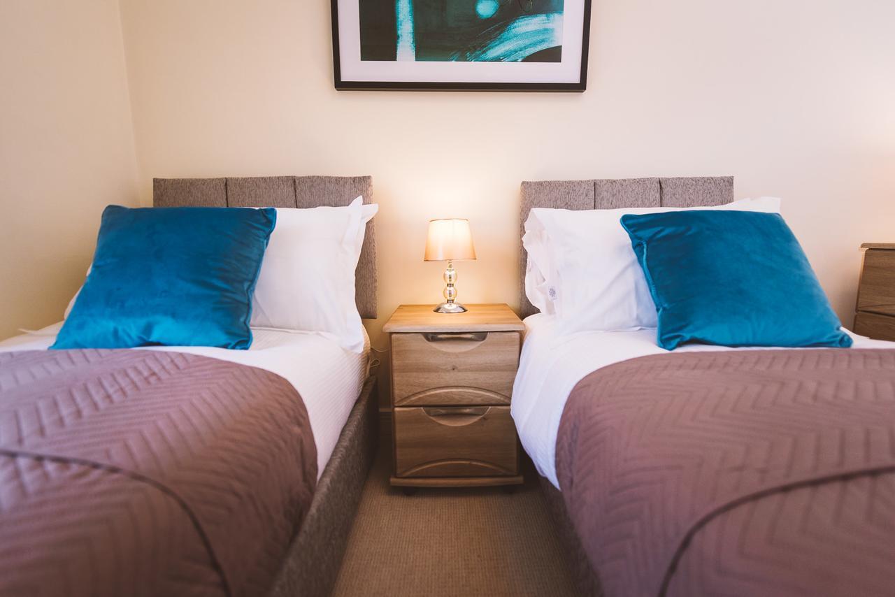 Charming Two Bedroom Apartment With Free Private Parking Leatherhead Eksteriør billede
