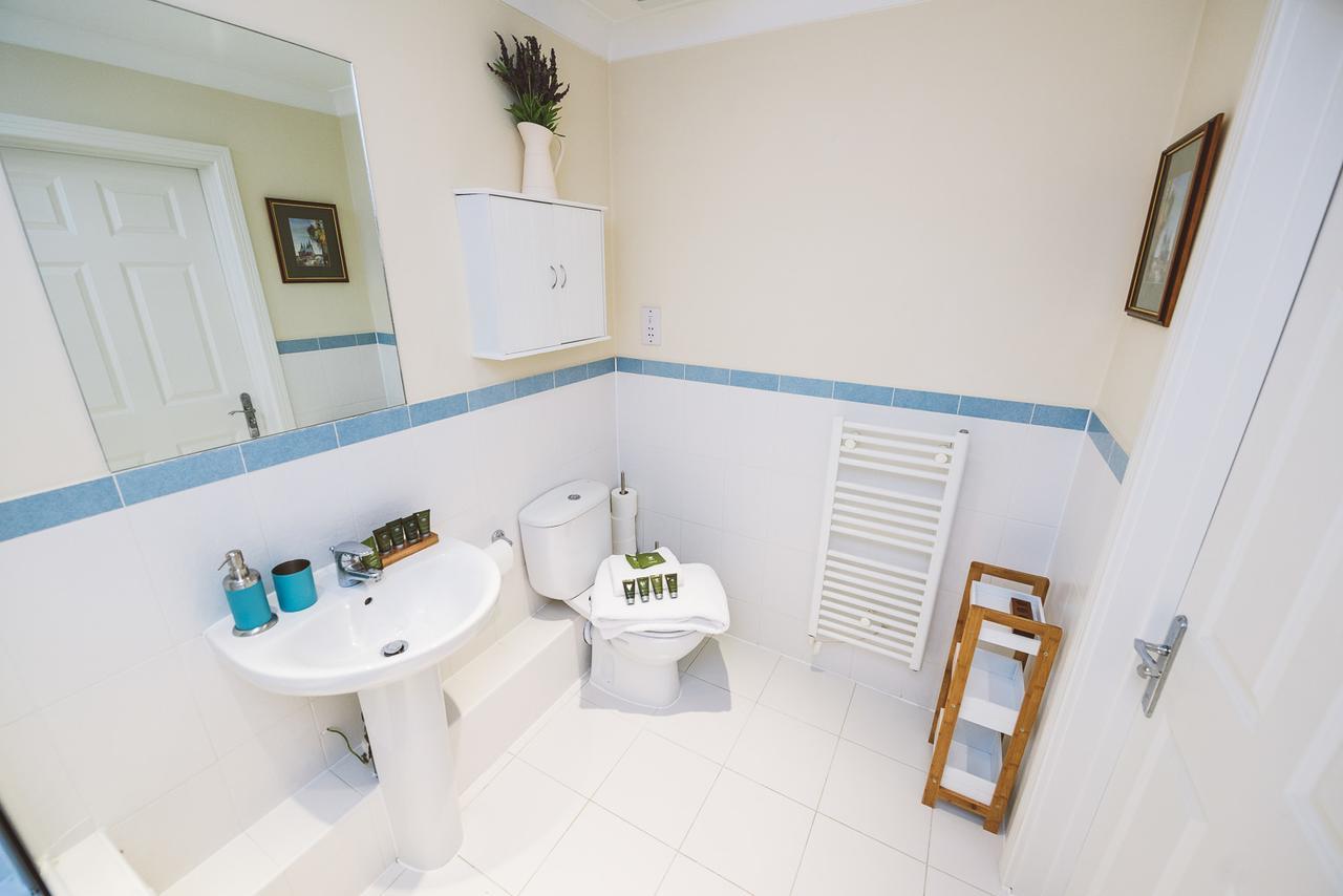 Charming Two Bedroom Apartment With Free Private Parking Leatherhead Eksteriør billede