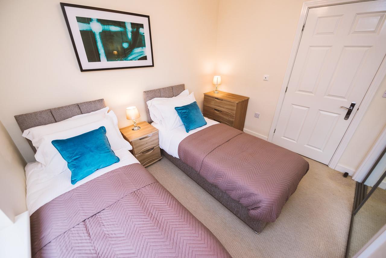 Charming Two Bedroom Apartment With Free Private Parking Leatherhead Eksteriør billede