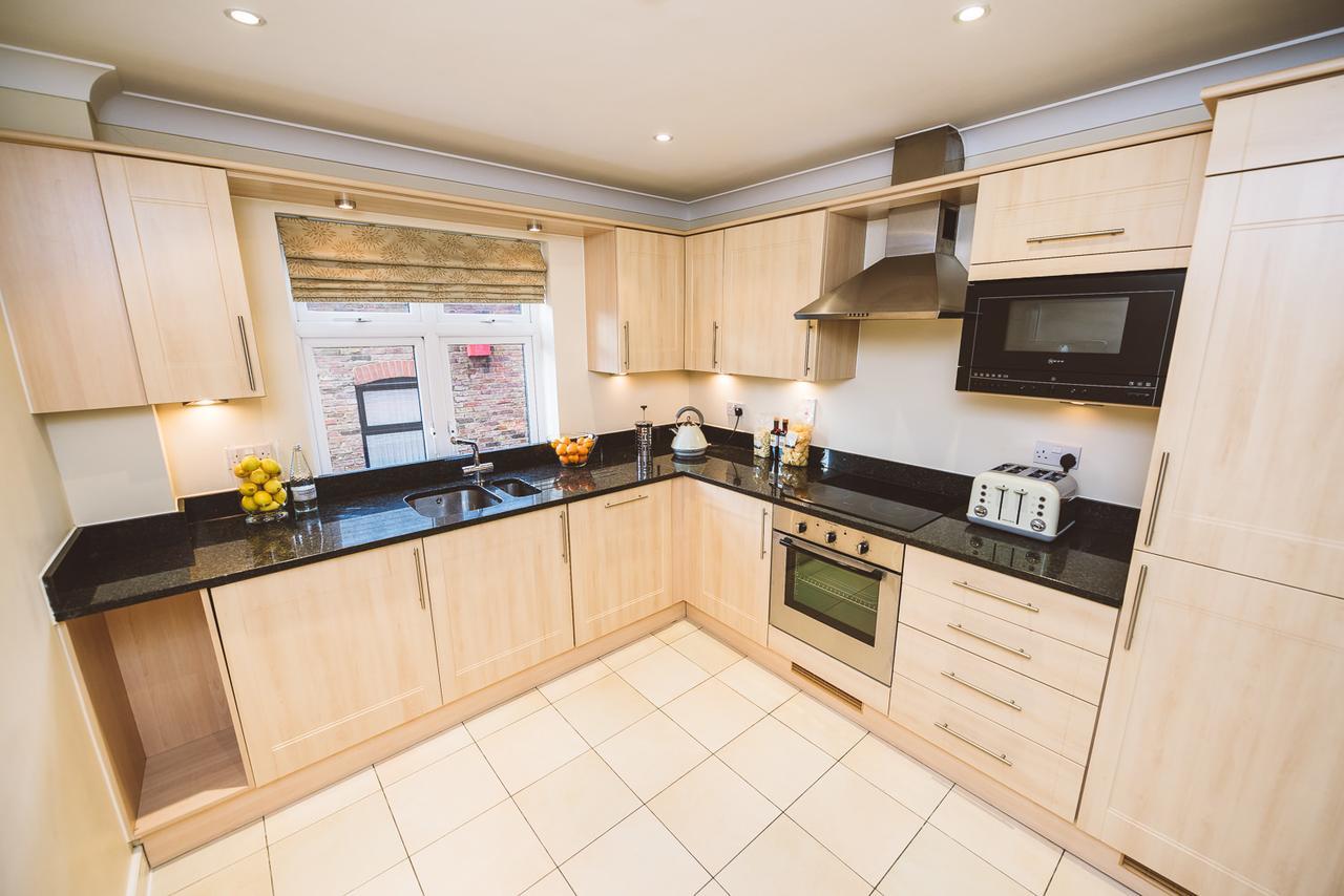 Charming Two Bedroom Apartment With Free Private Parking Leatherhead Eksteriør billede