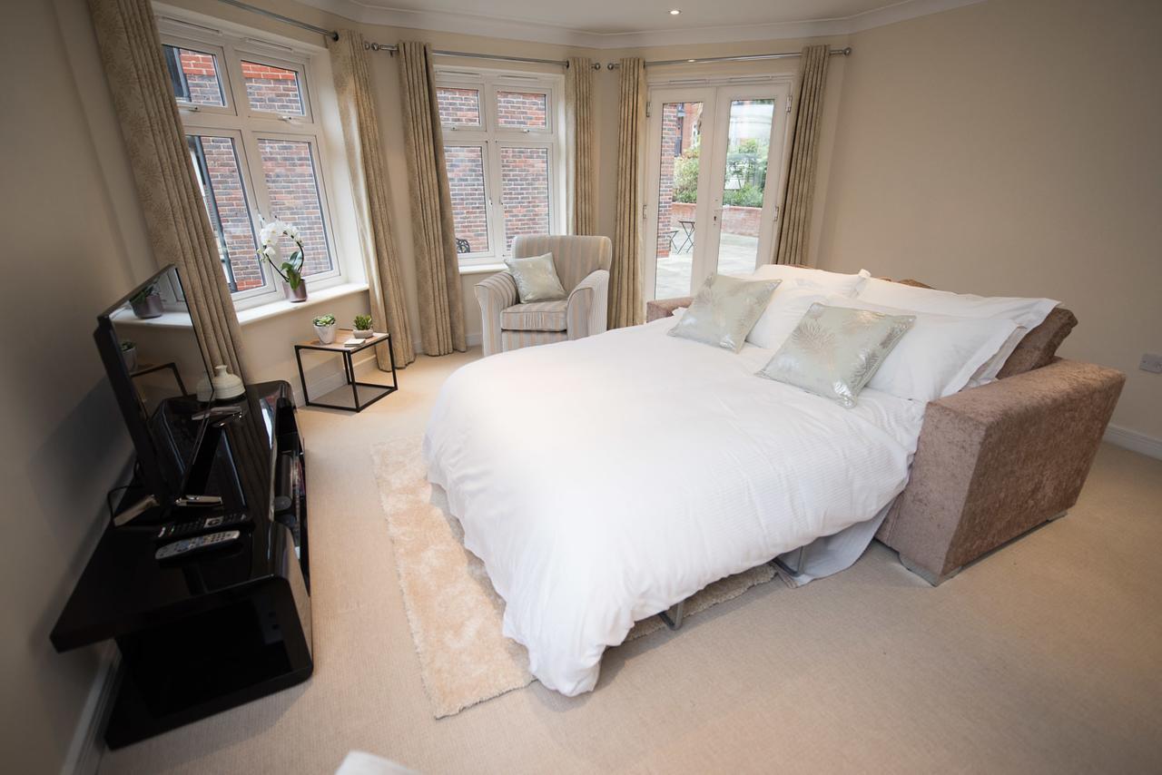 Charming Two Bedroom Apartment With Free Private Parking Leatherhead Eksteriør billede