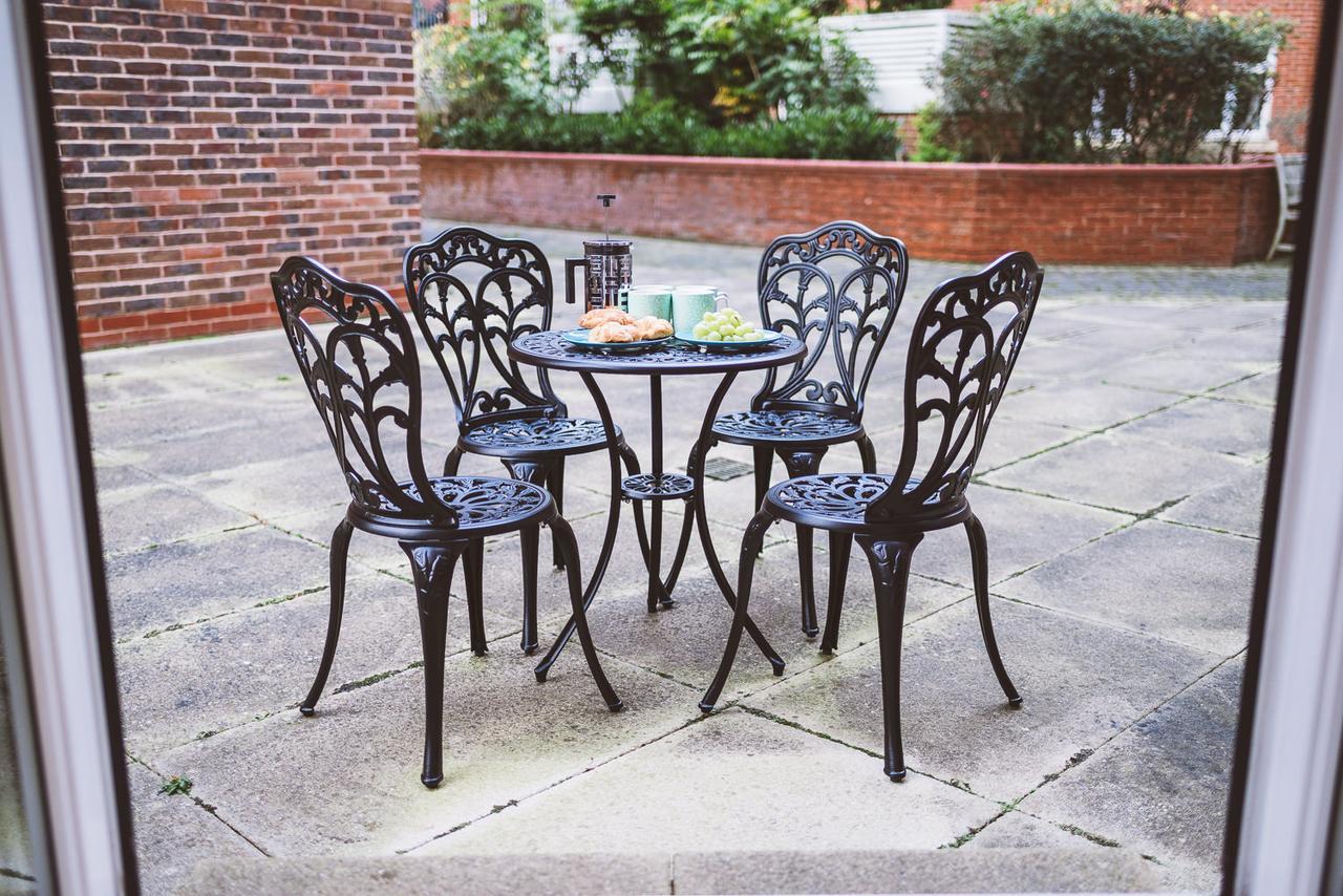 Charming Two Bedroom Apartment With Free Private Parking Leatherhead Eksteriør billede