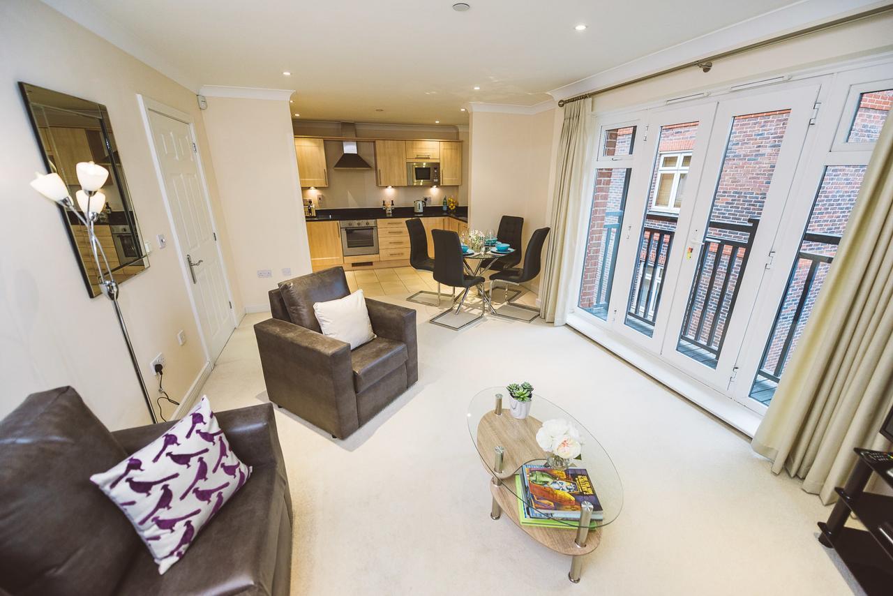 Charming Two Bedroom Apartment With Free Private Parking Leatherhead Eksteriør billede