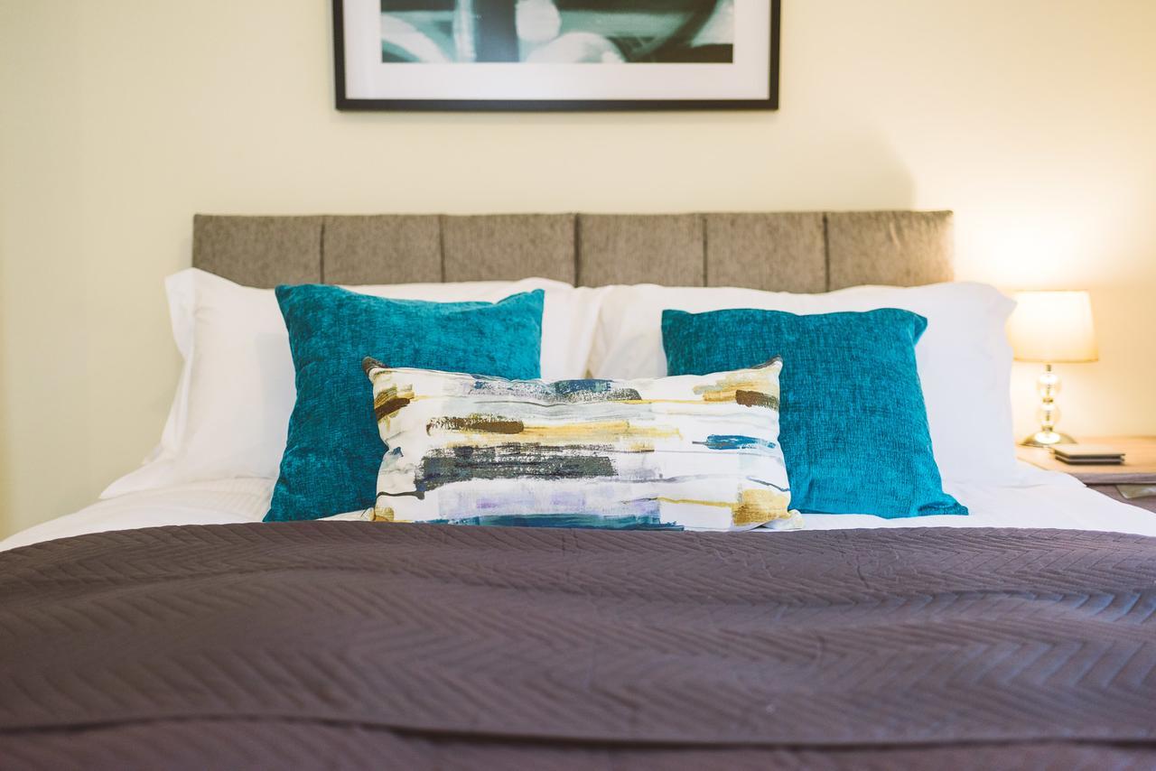 Charming Two Bedroom Apartment With Free Private Parking Leatherhead Eksteriør billede