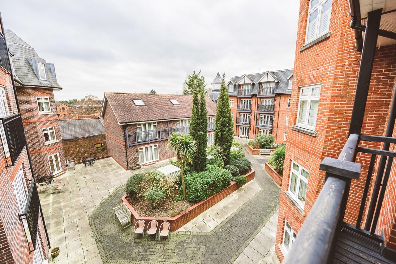 Charming Two Bedroom Apartment With Free Private Parking Leatherhead Eksteriør billede