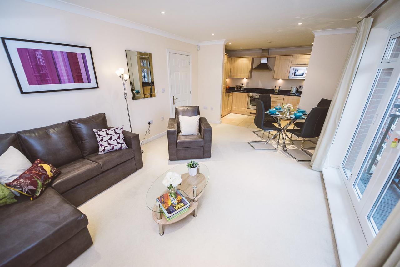 Charming Two Bedroom Apartment With Free Private Parking Leatherhead Eksteriør billede