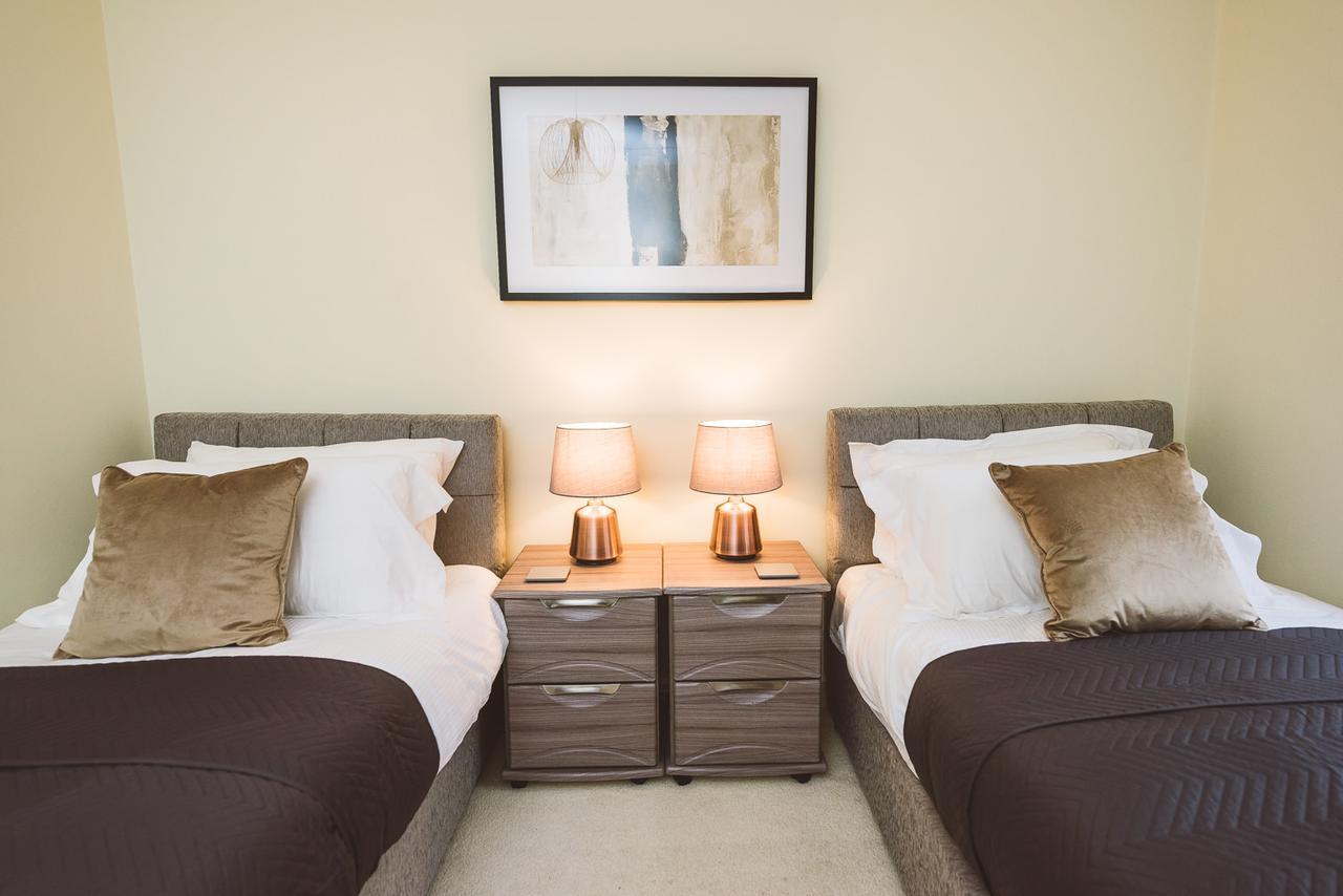 Charming Two Bedroom Apartment With Free Private Parking Leatherhead Eksteriør billede
