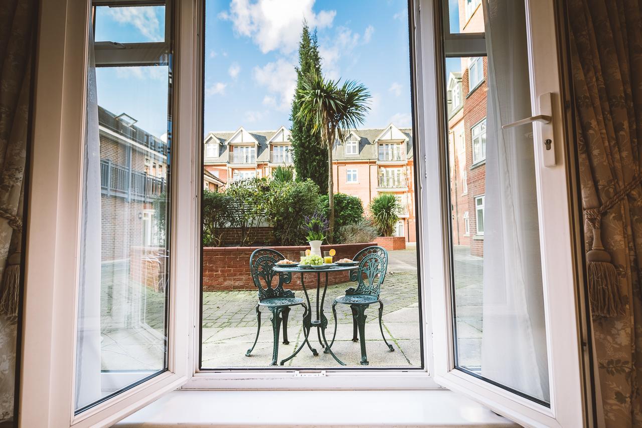 Charming Two Bedroom Apartment With Free Private Parking Leatherhead Eksteriør billede