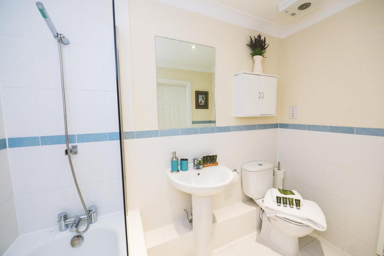 Charming Two Bedroom Apartment With Free Private Parking Leatherhead Eksteriør billede